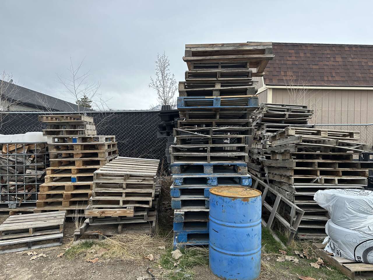 FREE PALLETS / FIREWOOD Get them while th… FREE