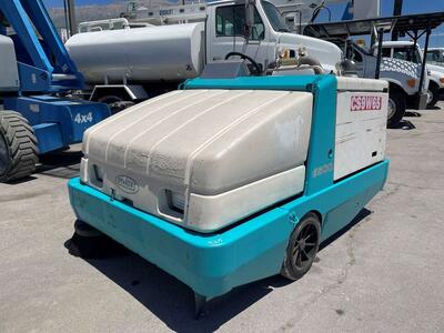 2001 Tennant 6500 Parking Lot / Floor Sweeper Hydrostatic Ford Gas High Dump