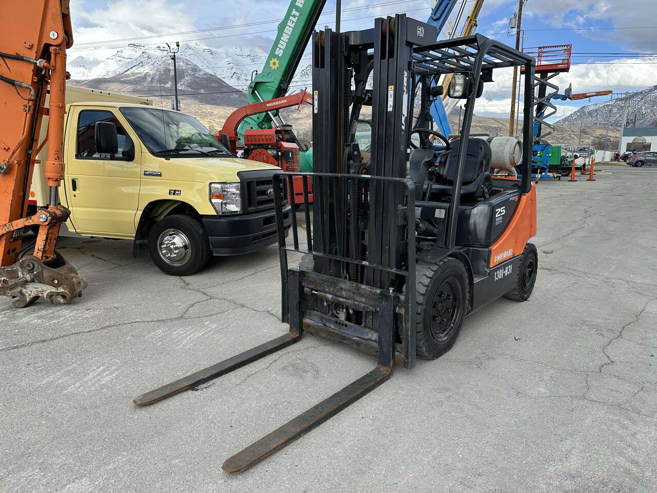 Warehouse Forklift Doosan 5,000 LB 15' 9" Lift Height