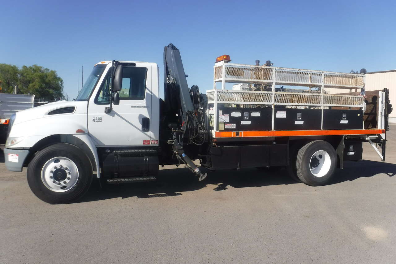 2004 IHC 4400 with 9600 Lb. knuckle crane