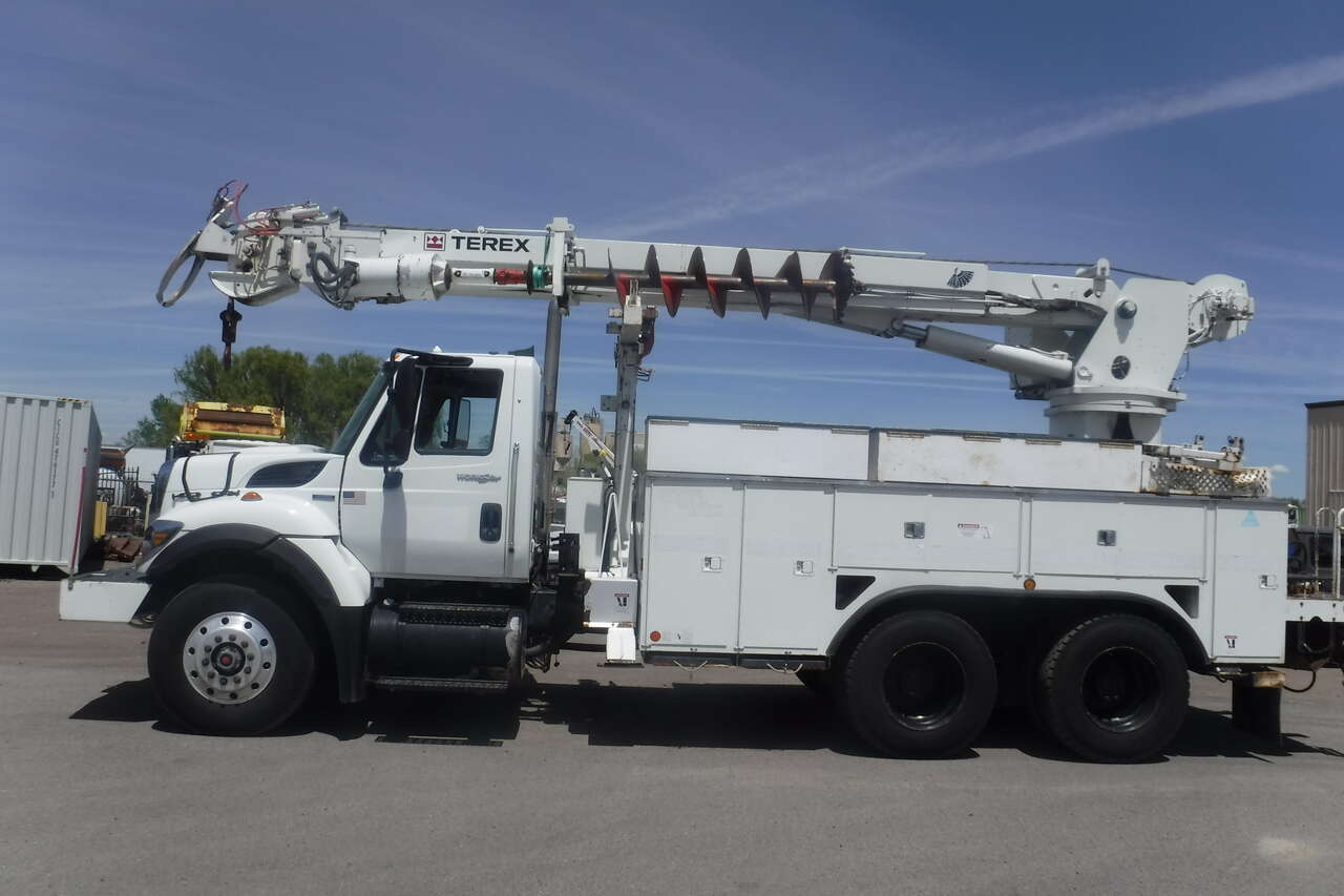 2008 IHC 7600 Digger Derrick crane with Telelect Commander C6054 crane