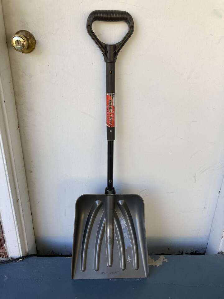 Suncast telescoping shovel for auto/emergency