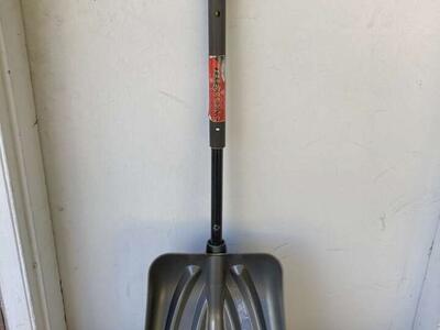 Suncast telescoping shovel for auto/emergency