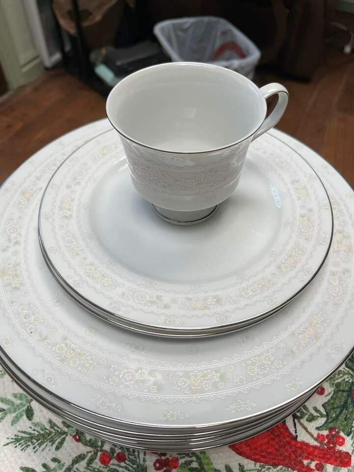 Stanford Pink Lace 6 Plates,2 Small Plates & 1 Cup