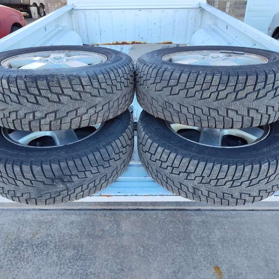 GT Radial Ice Pro 3 215/65 R16