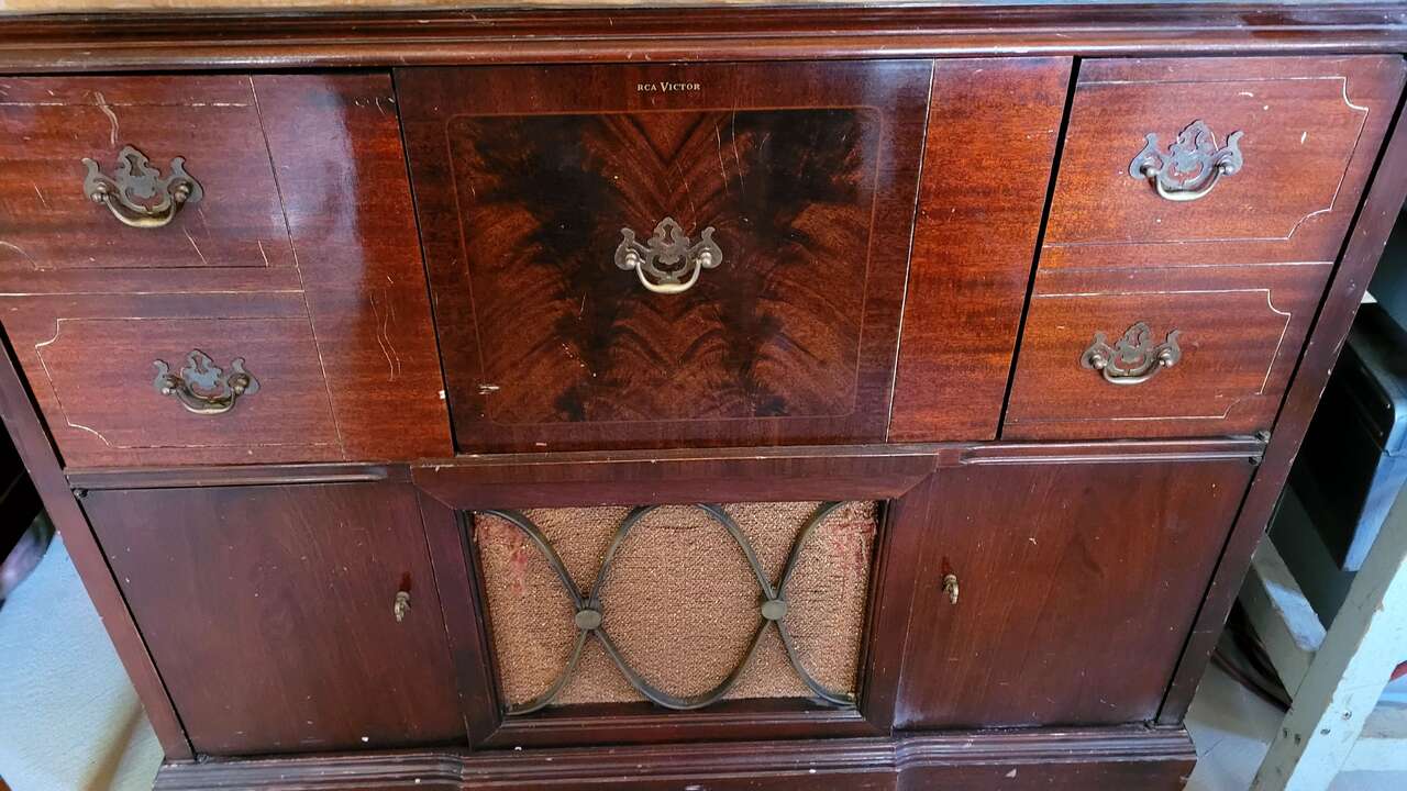 ANTIQUE RCA VICTOR STEREO CABINET