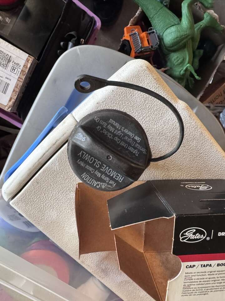 03-06 Gmt800 Gas Cap With Teather