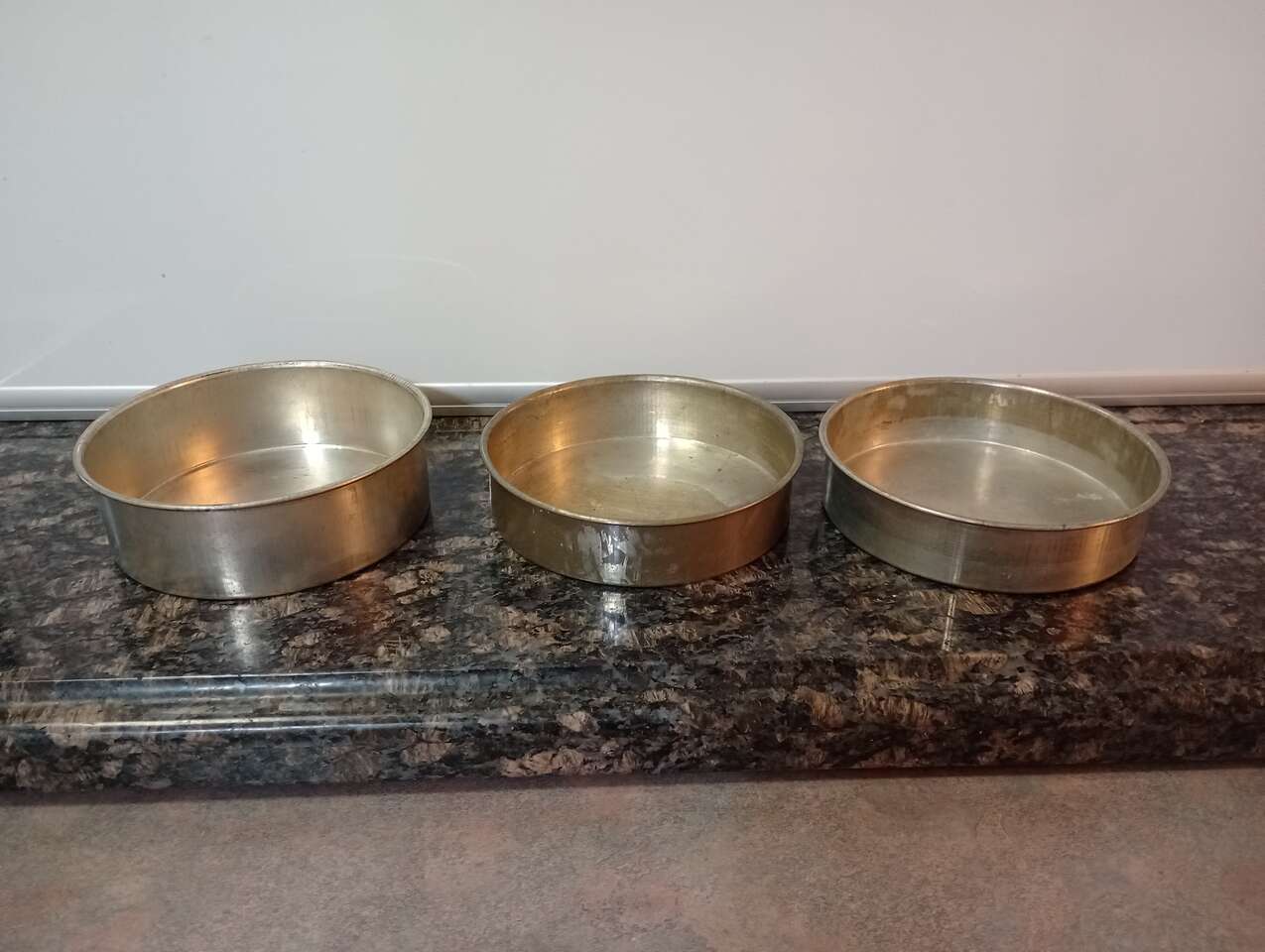 Round cake baking pans