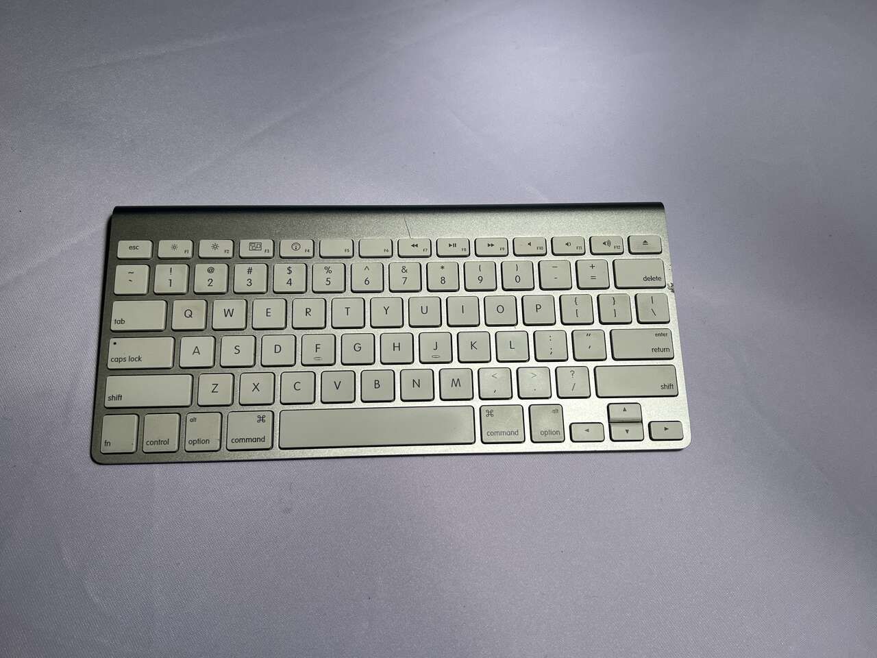 Apple Wireless Keyboard (Model A1314) - Bluetooth