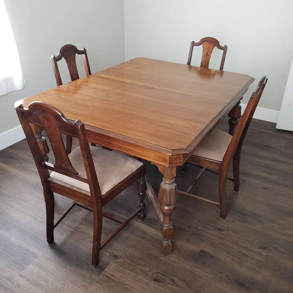 Jacobean Dining Table with 4 chairs and Leaf