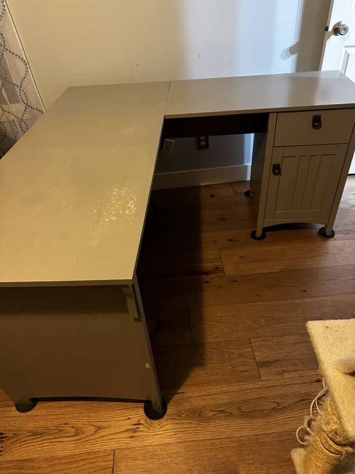 LShaped Desk FREE! Furniture