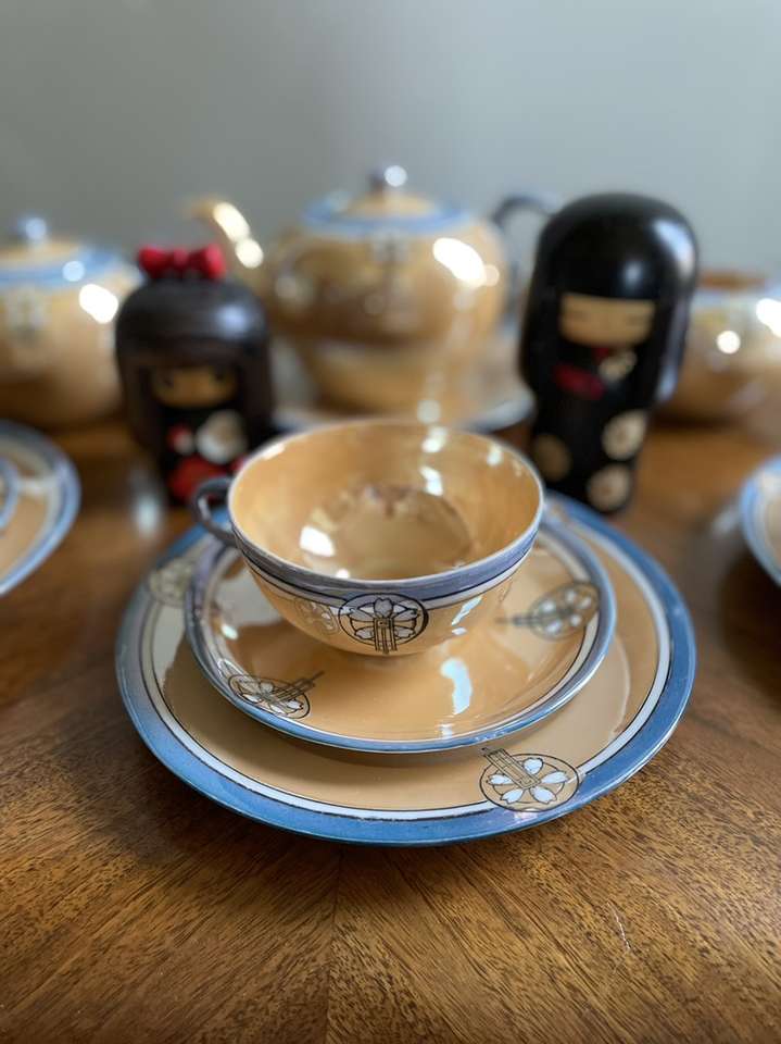 20 Piece Tea Set Made In Japan Includes 2 Dolls