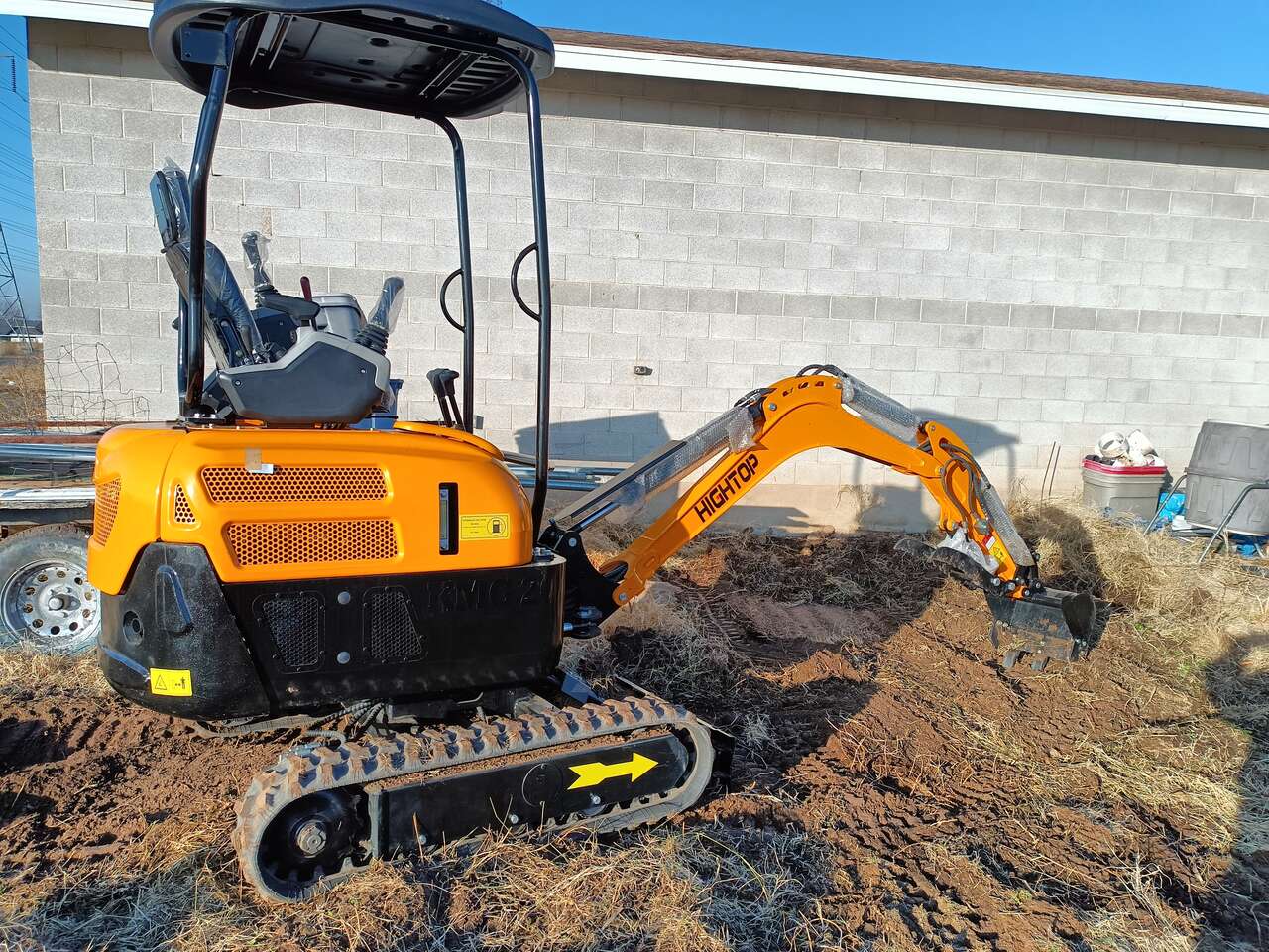 2 ton mini excavator, Kubota diesel and lots of attachments.