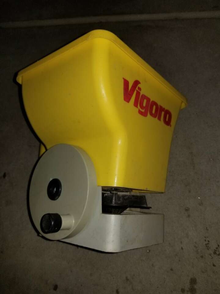 Vigoro Hand-Held Spreader