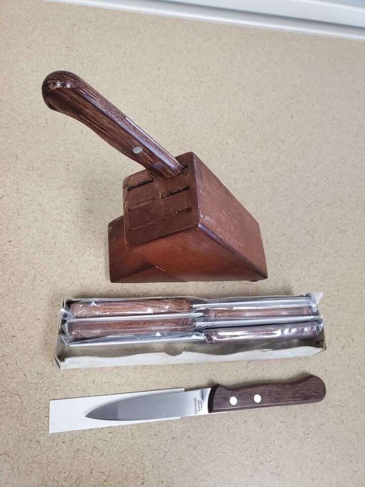 6 Steak Knifes with Base, Per Set