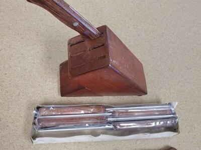 6 Steak Knifes with Base, Per Set