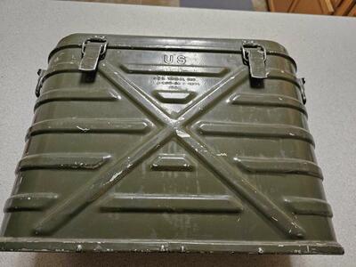 VINTAGE 1982 ARMY FOOD AND DRINK COOLER.