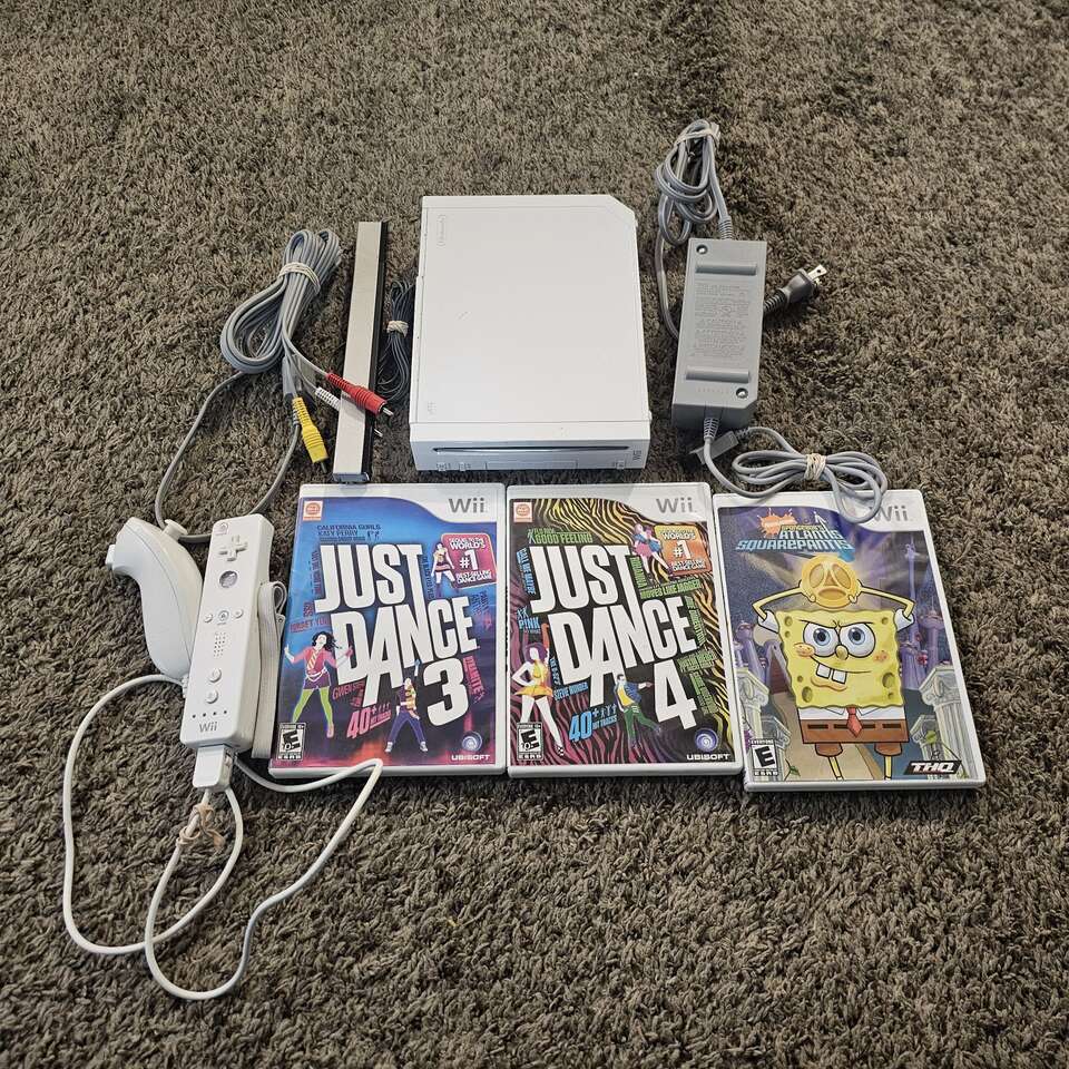 nintendo wii with 3 games. just dance