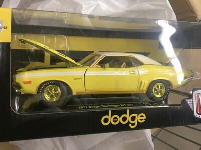 M2 MACHINES 1/24 1971 DODGE CHALLENGER R/T 383 R95 22-10 1/750