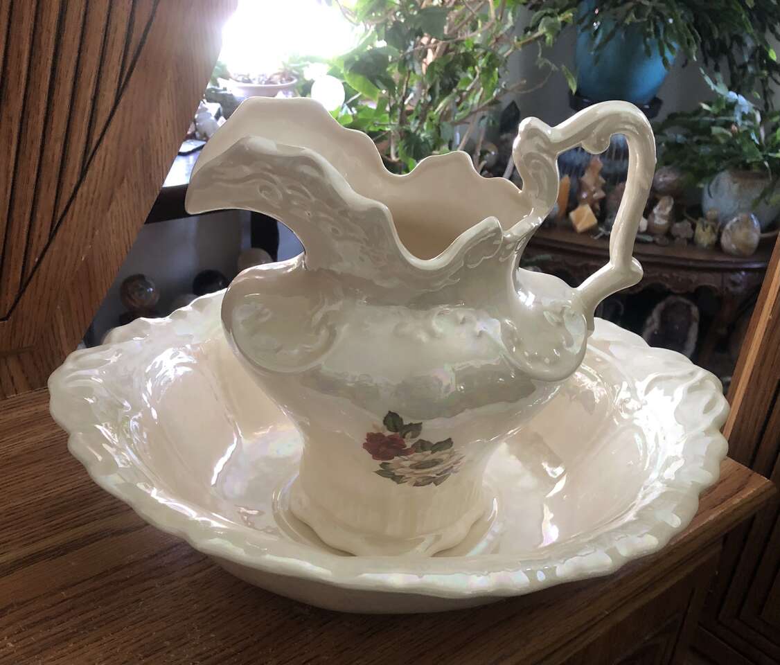 Washing bowl and picture