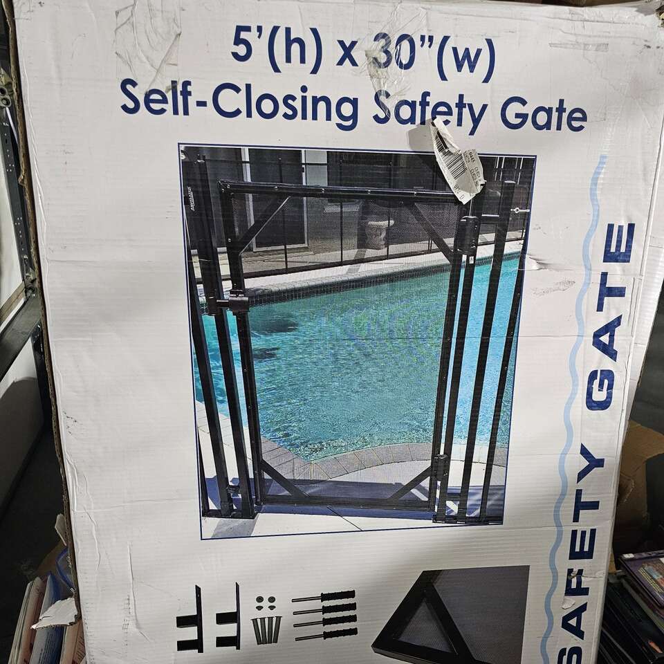 Waterwarden 5' x 30" self closing safety pool gate