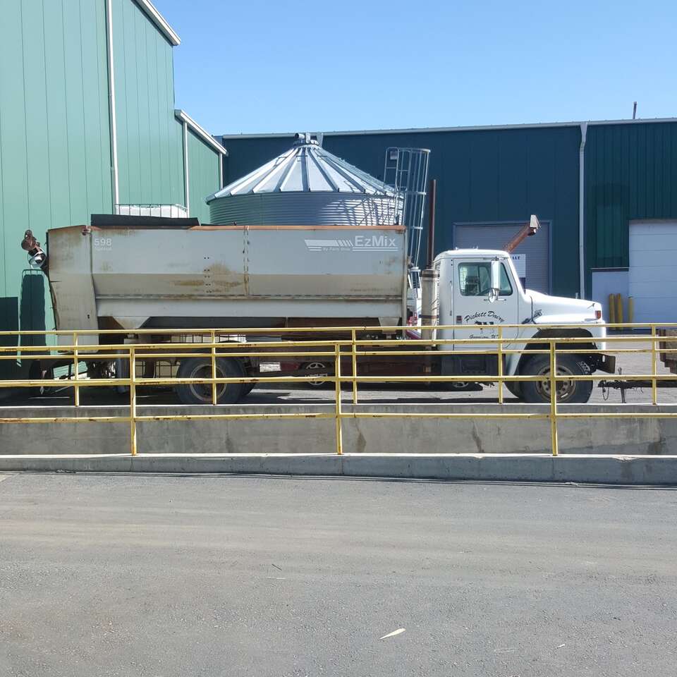 1986 international feed truck