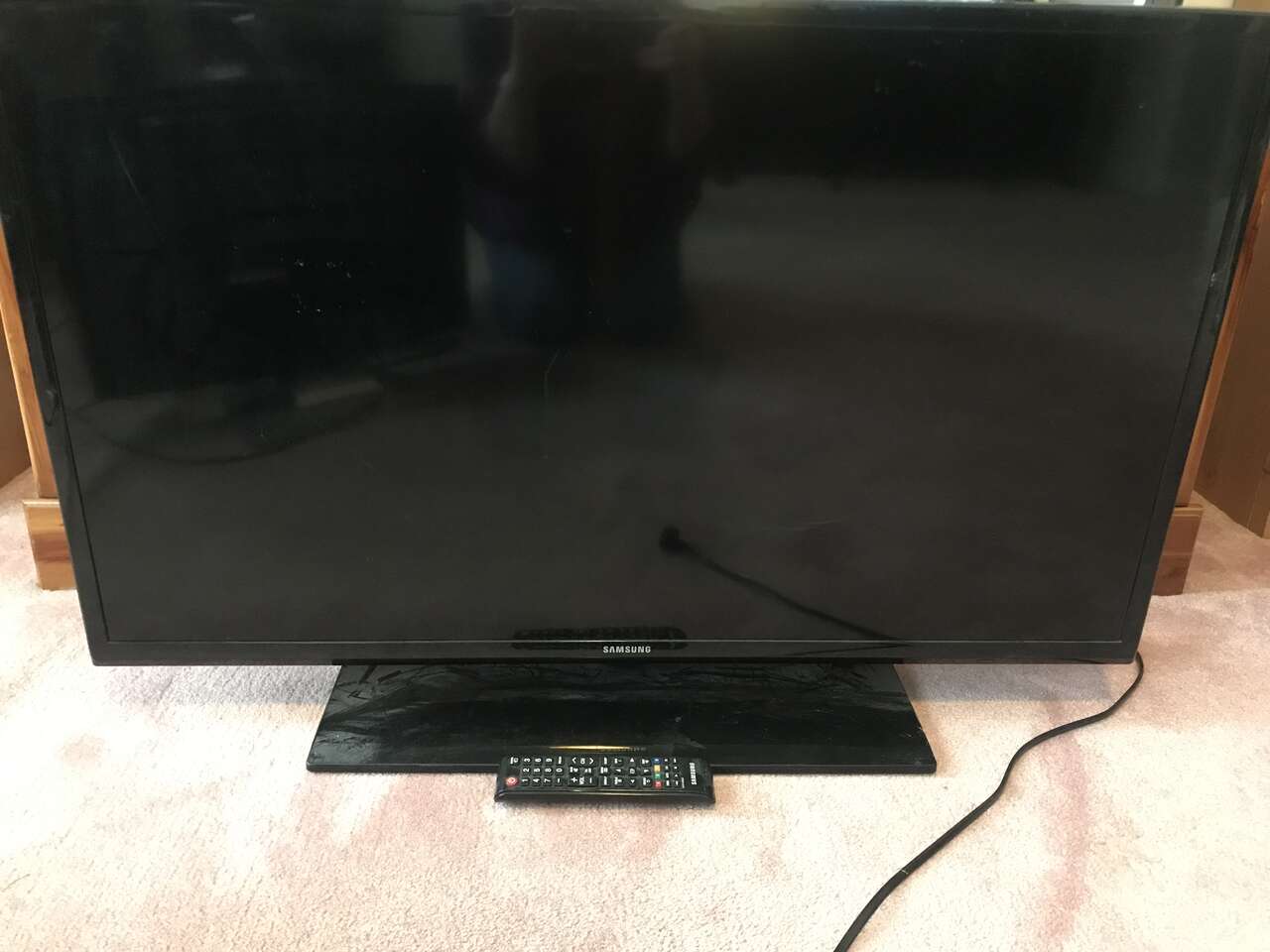 34" Samsung TV television CD01 with remote
