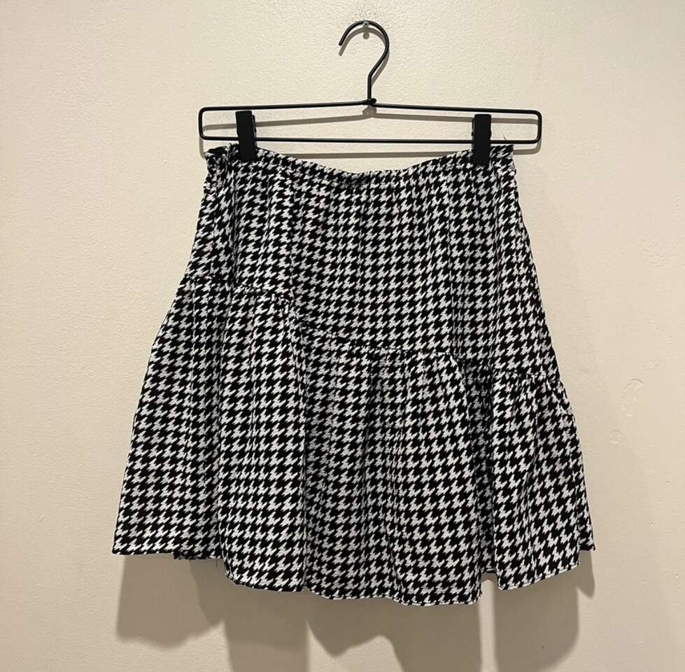 Aqua Brand Black & White Geometric Mini Skirt
