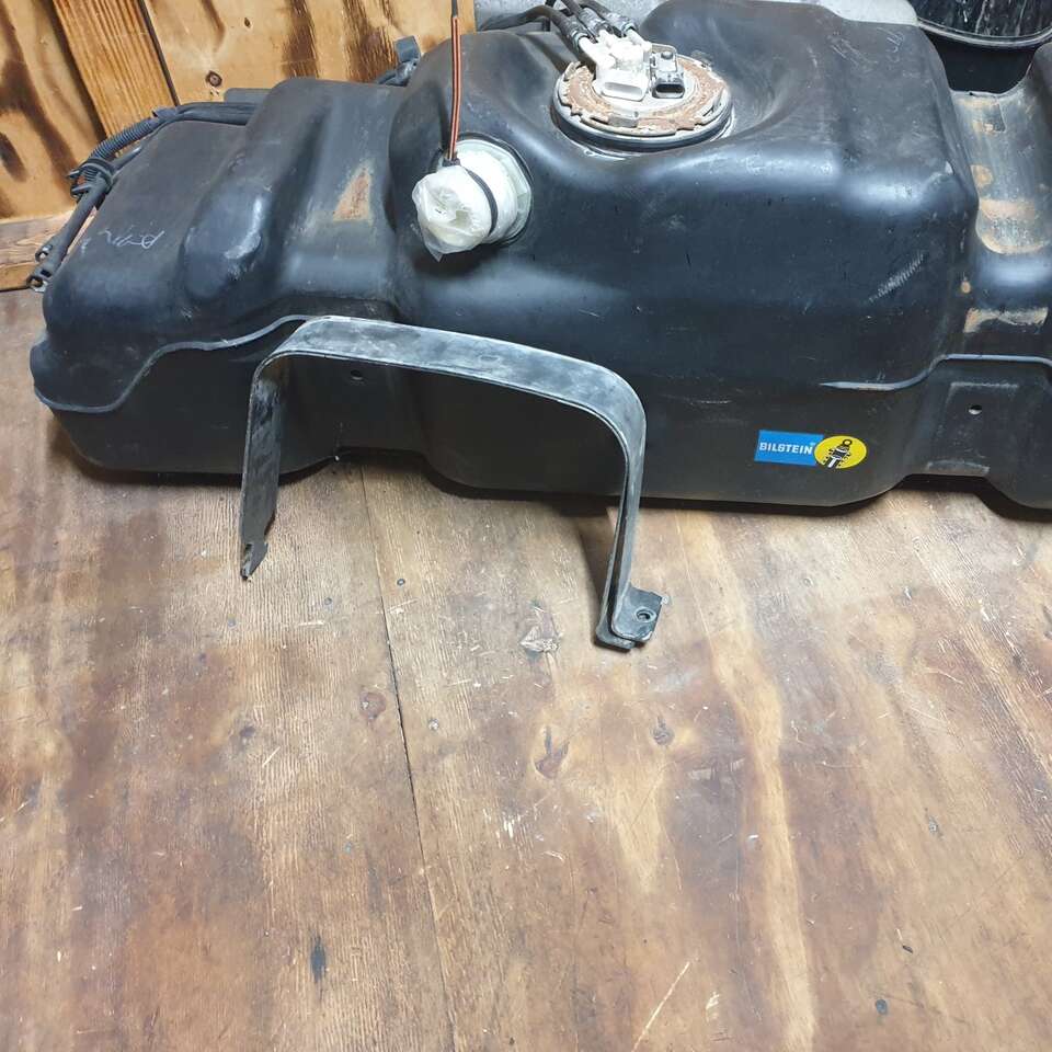 Gas tank out of a 2002 Chevy Silverado 2500 for sa