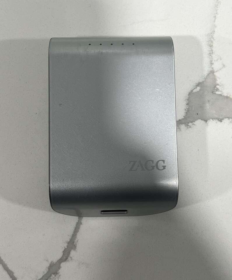 Zagg Power Brick charger Iphone