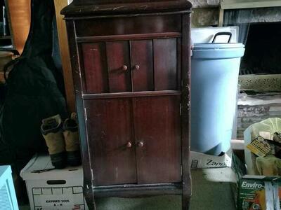 ANTIQUE RECORD PLAYER IN BEAUTIFUL CABINET