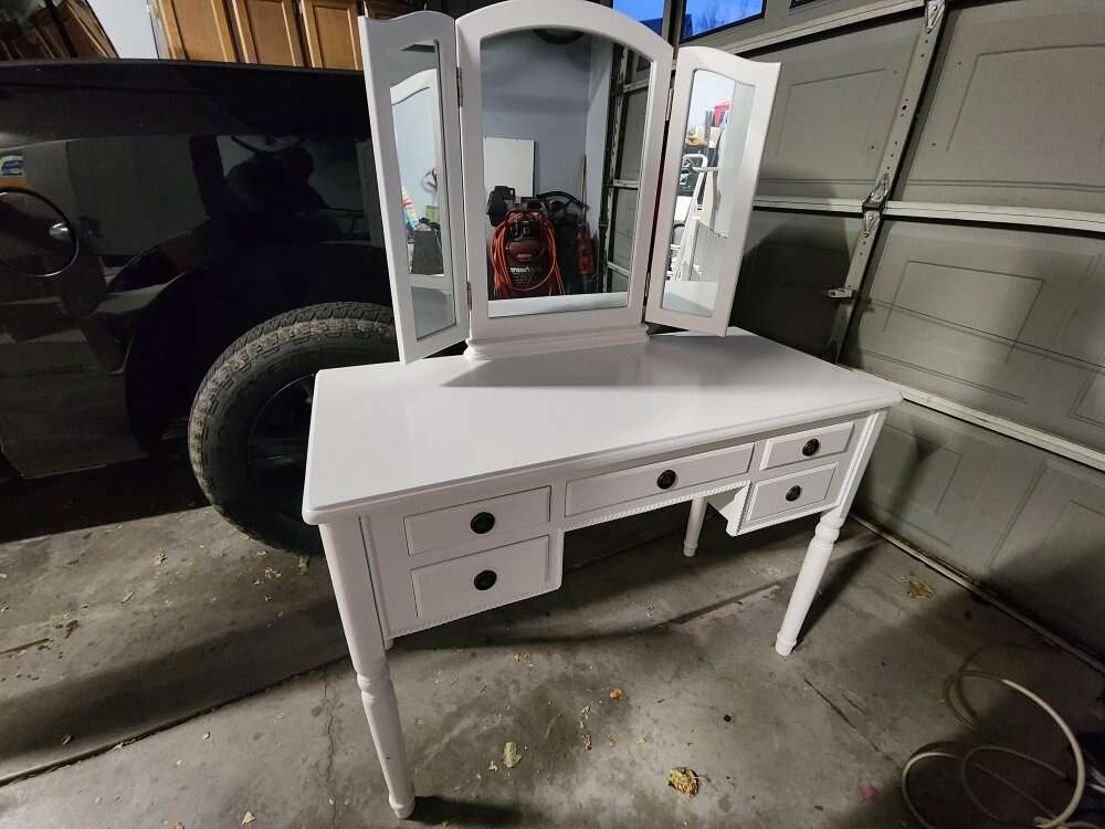 White desk/vanity with Mirrors & Draw… Furniture