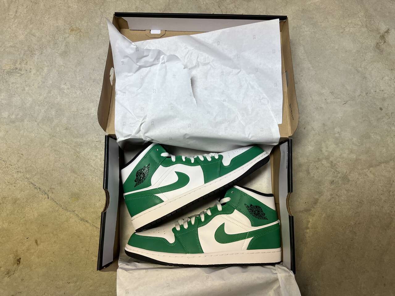 Nike Air Jordan 1 Mids Lucky Green - Size 11 - New - DQ8426-301