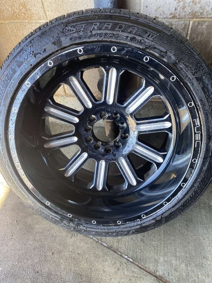 305/40R22 Wheels and tires