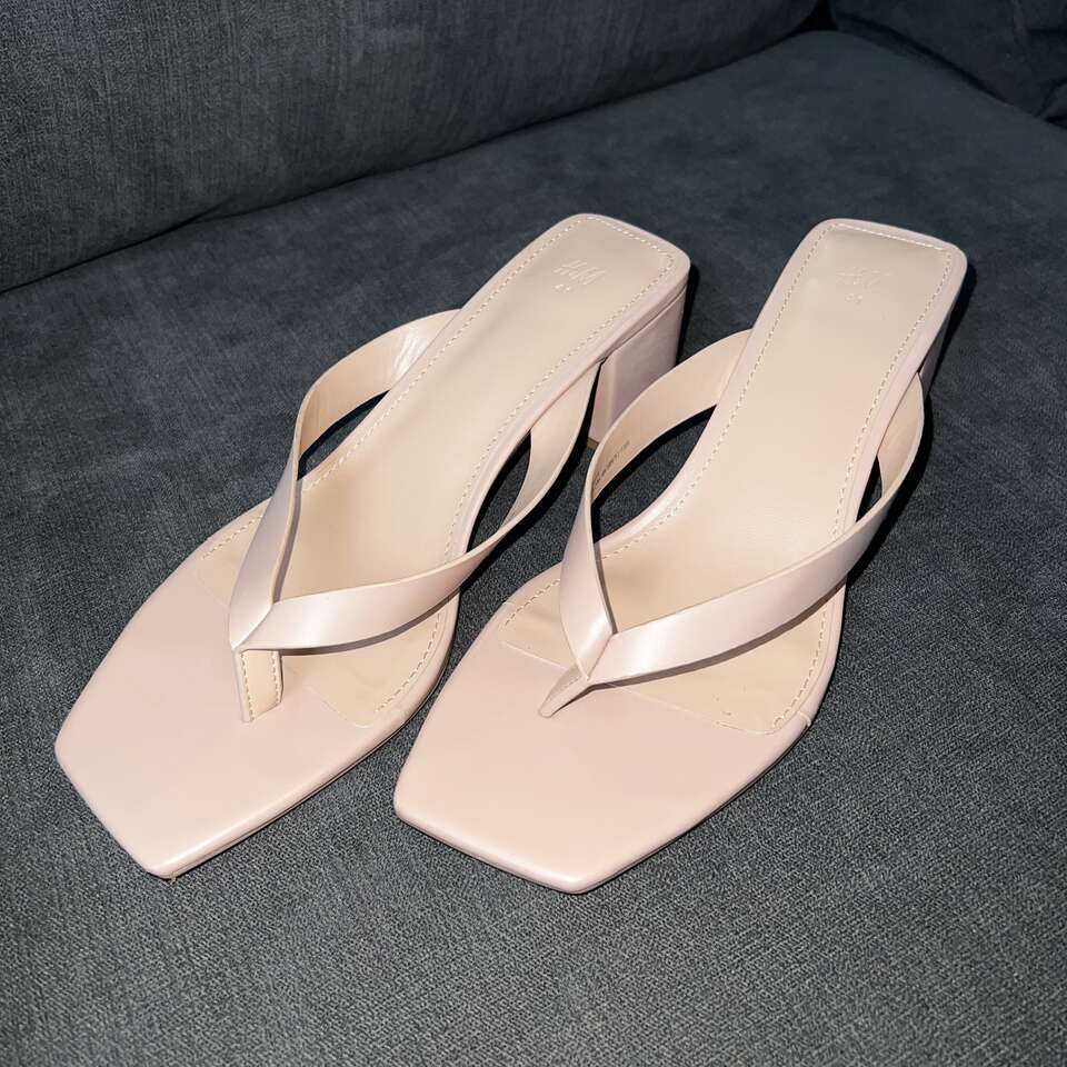H&M Low Block Heel Thong Sandal in Powder Pink Size 41 (Women's 9.5)
