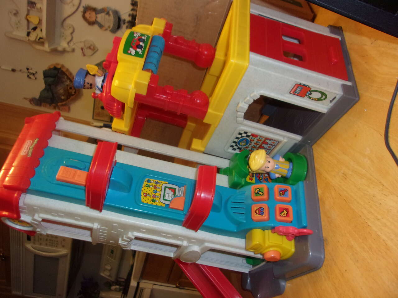 FISHER-PRICE TWO STORY GARAGE & CARS, DRIVERS ELEVATOR & DOWN RAMP