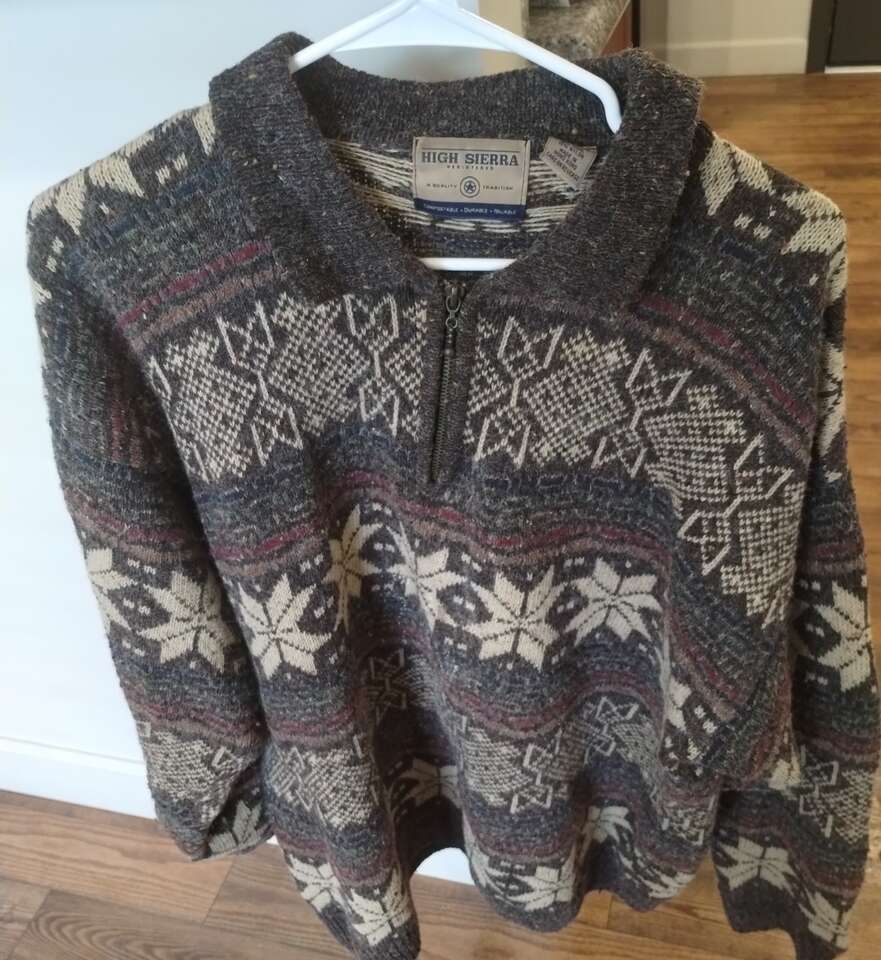 Men's Sweater. VINTAGE HIGH SIERRA. SIZE LARGE.