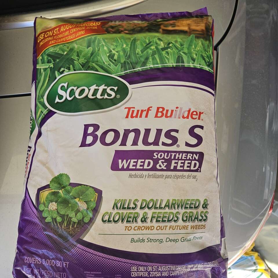 Scott's turf Builder bonus s weed and feed.