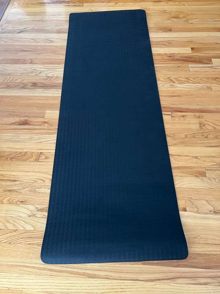 Brand New Durable Non Slip Yoga Mat with Carry Strap