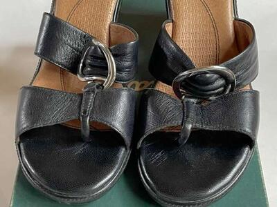 Elegant Clarks Leather Sandals Size 8.5 In Black