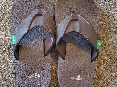 Boys Sanuk Root Beer Cozy flip flops size 1-2
