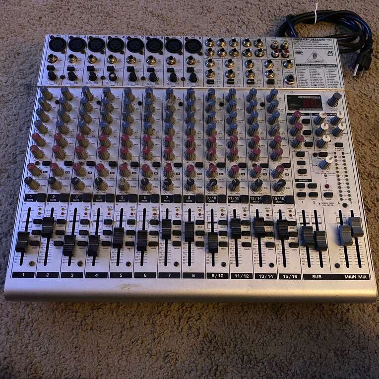 Behringer Eurorack UB2222FX-PRO