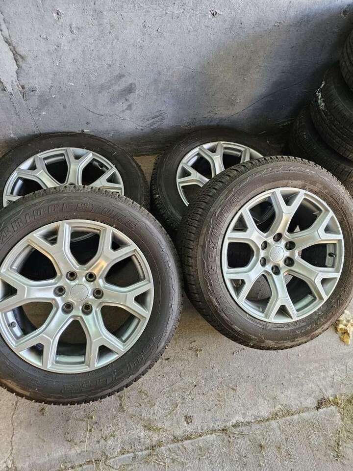 275/55r20 Bridgestone tires with wheela