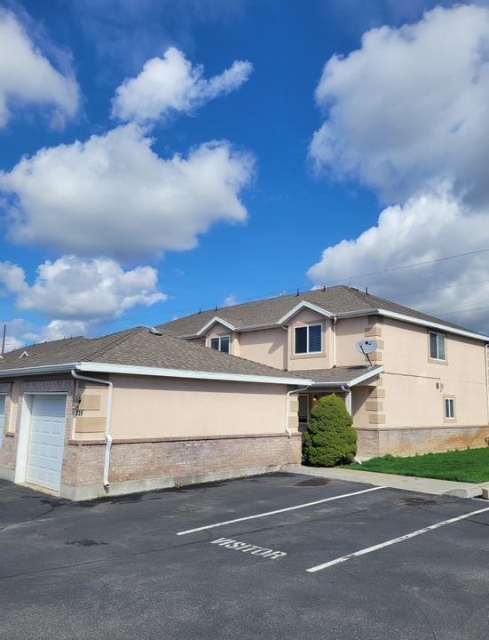 Townhome For Rent at 226 W 1975 N 57, Harrisville, UT 84404