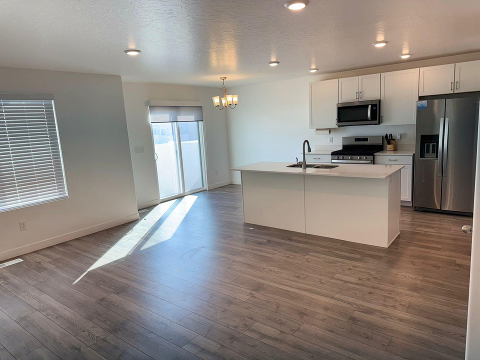 Townhome For Rent at 548 N Willow Springs Ave, Lehi, UT 84043