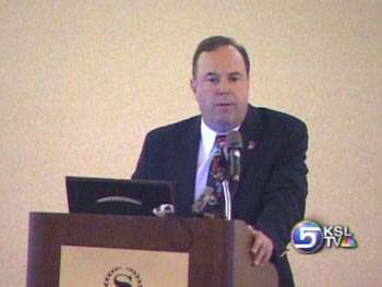 NY Firefighter Who Survived 9/11 Addresses Crowd