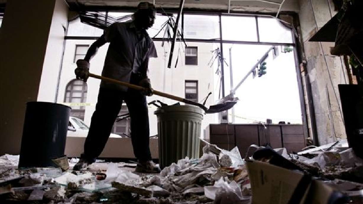 Helicopters Scour Louisiana Floodwaters, Texans Stream Home