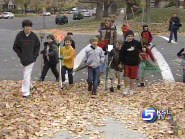 Students Clean Up Neighborhood Leaves