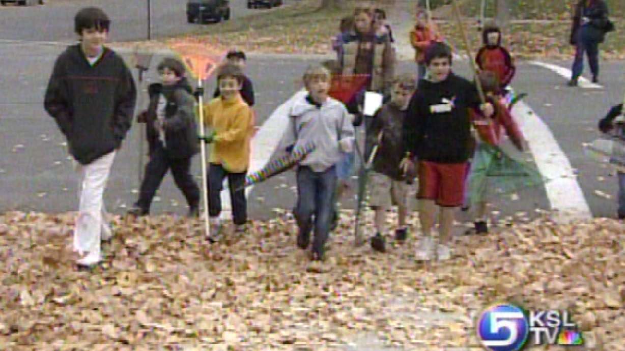 Students Clean Up Neighborhood Leaves
