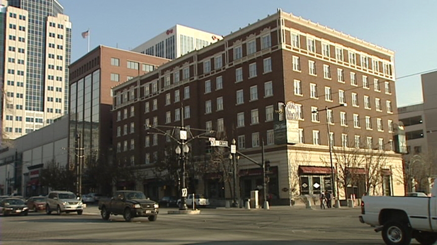 Patrons Bid Farewell to Downtown Inn